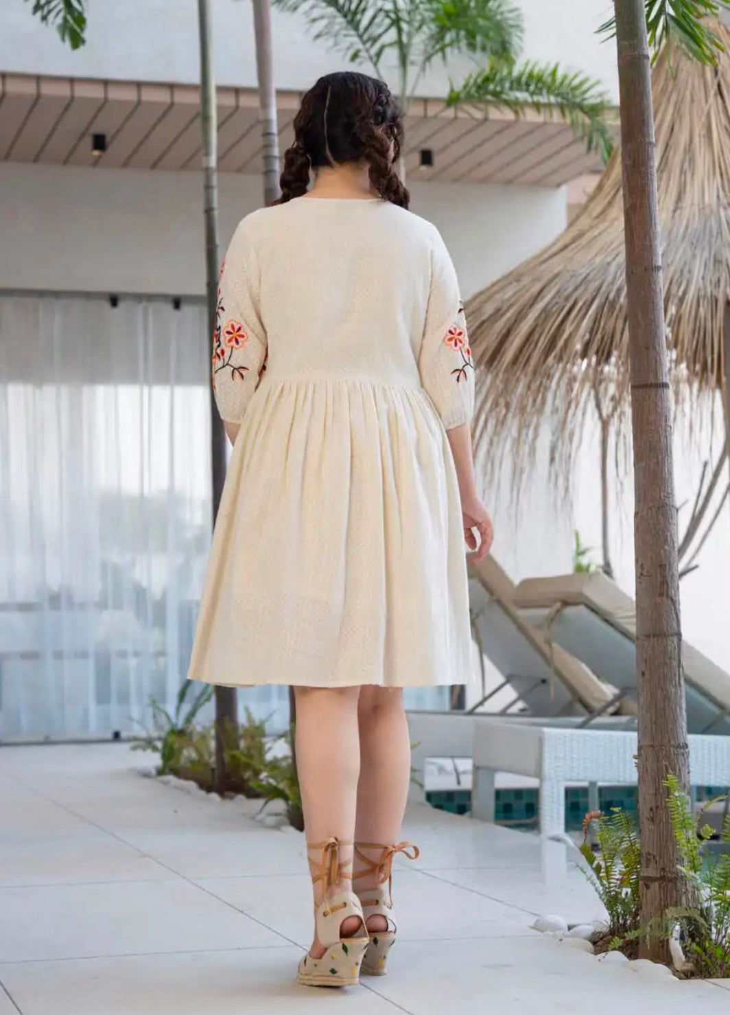 ELEGANT OFF-WHITE FLORAL EMBROIDERED SHORT DRESS