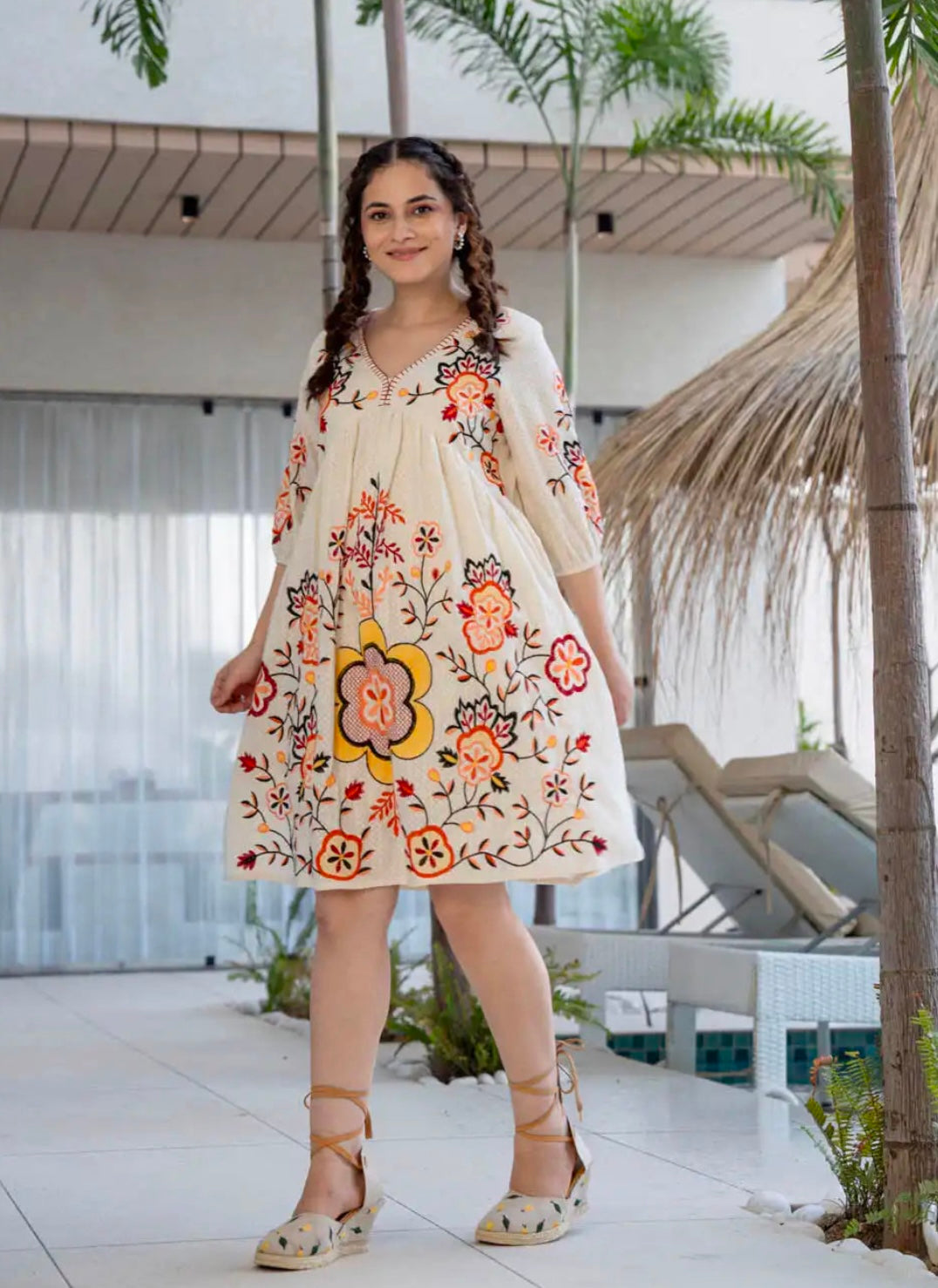 ELEGANT OFF-WHITE FLORAL EMBROIDERED SHORT DRESS