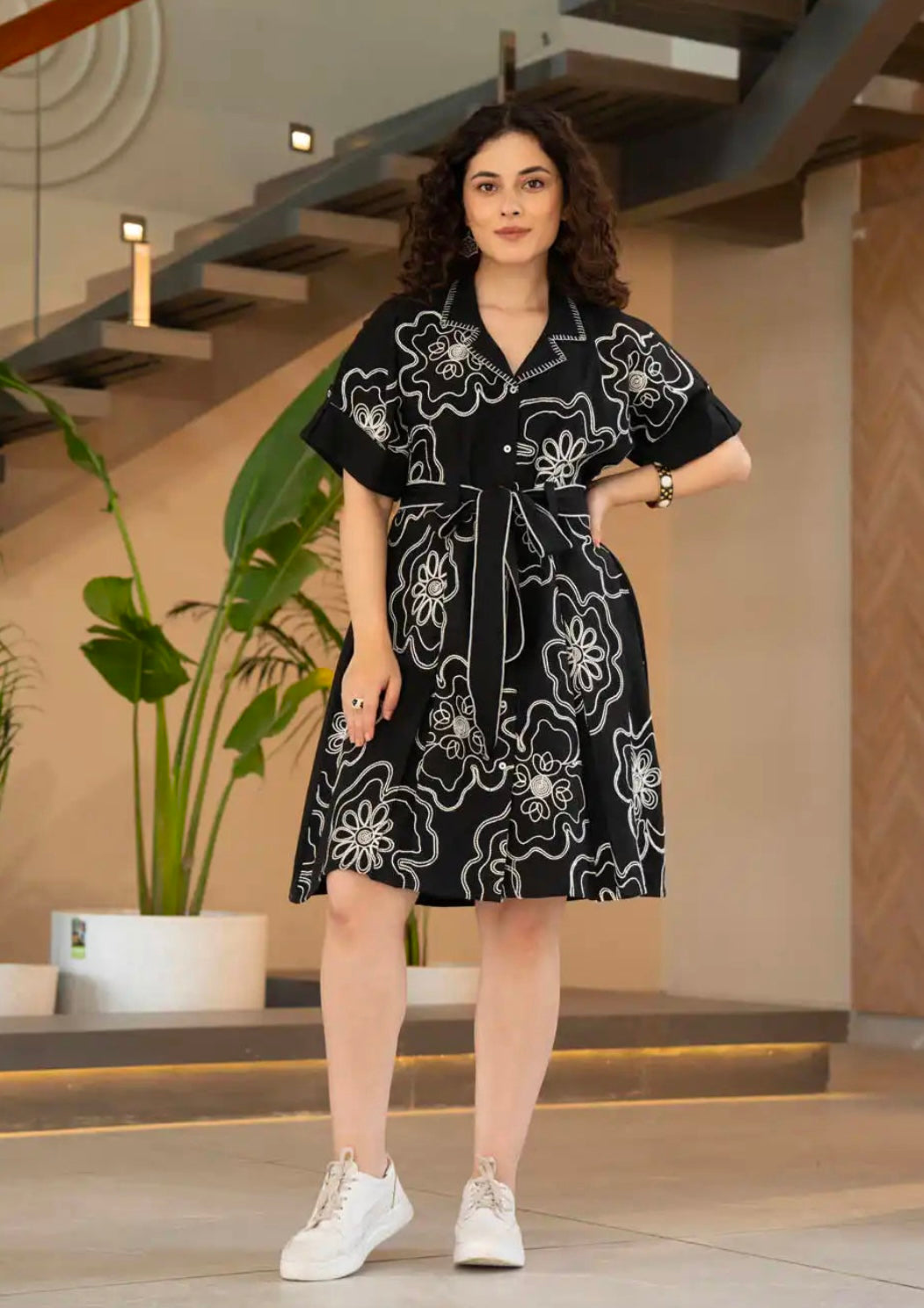 BLACK FLORAL EMBROIDERED SHORT DRESS WITH TIE-UP BELT