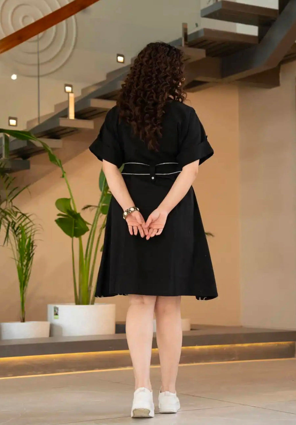 BLACK FLORAL EMBROIDERED SHORT DRESS WITH TIE-UP BELT