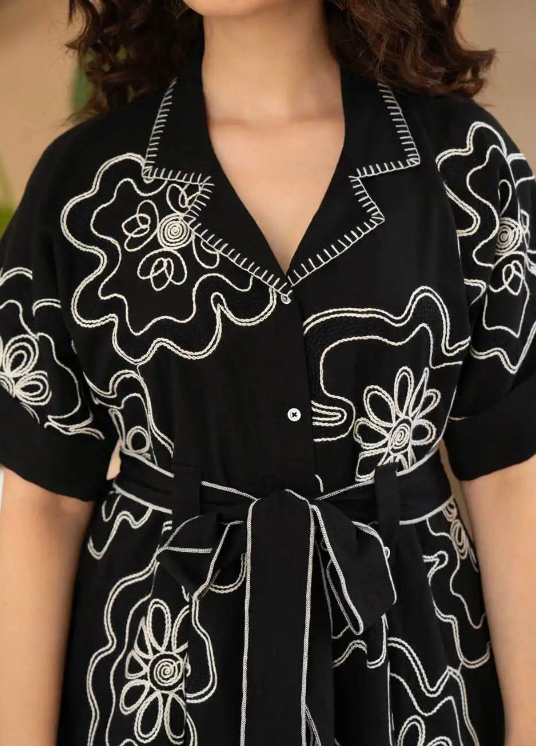 BLACK FLORAL EMBROIDERED SHORT DRESS WITH TIE-UP BELT